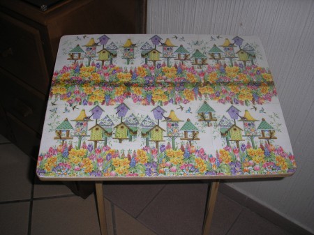 Mesa de madera para desayuno con servilleta alemana